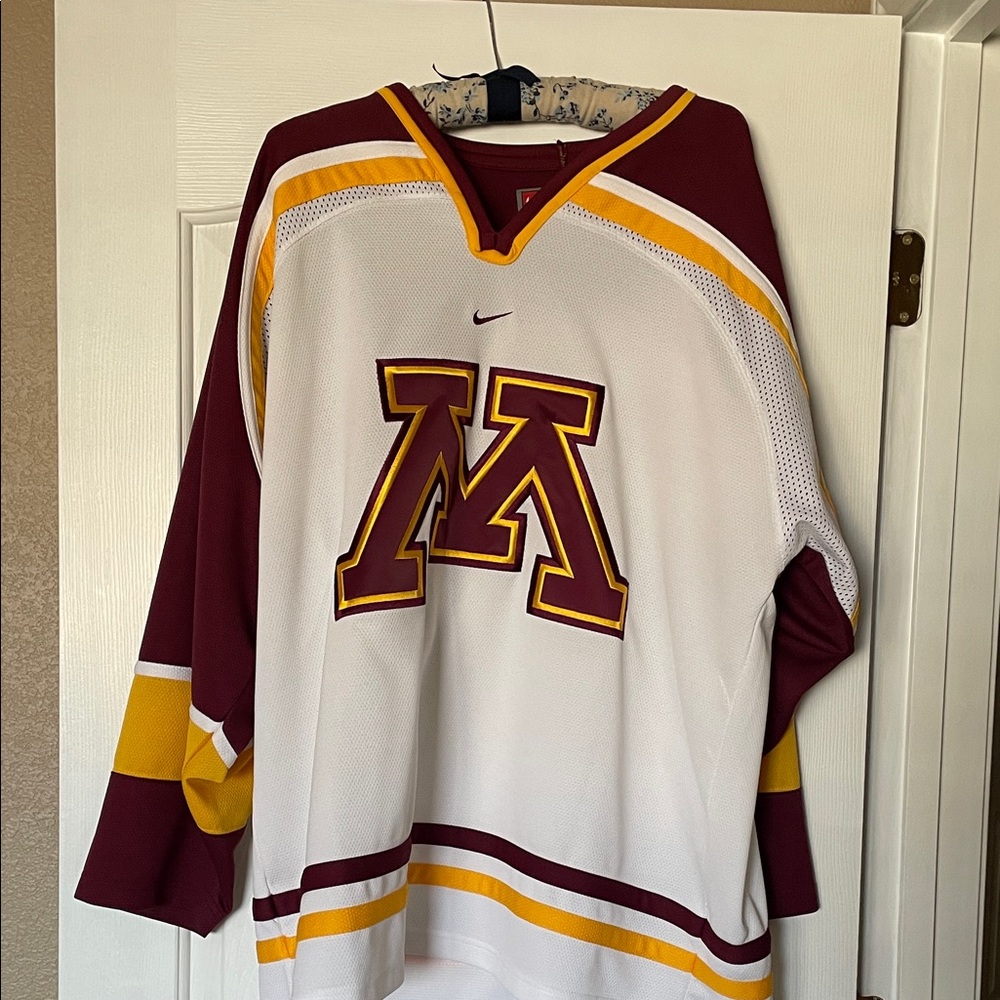 Men’s XL Nike Minnesota Hockey Jersey. Embroidered patch. Great condition.